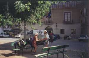 Ral y Anita delante del Ayuntamiento de Tamarite